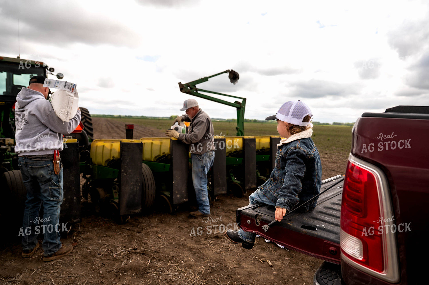 Farmers Filling Planter 115767