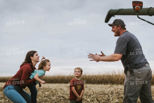 Farm Familiy Greeting in Cornfield 8620