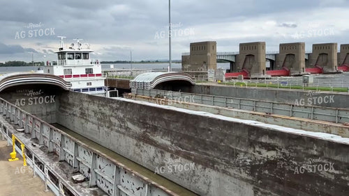 Barge in Lock and Dam 154062