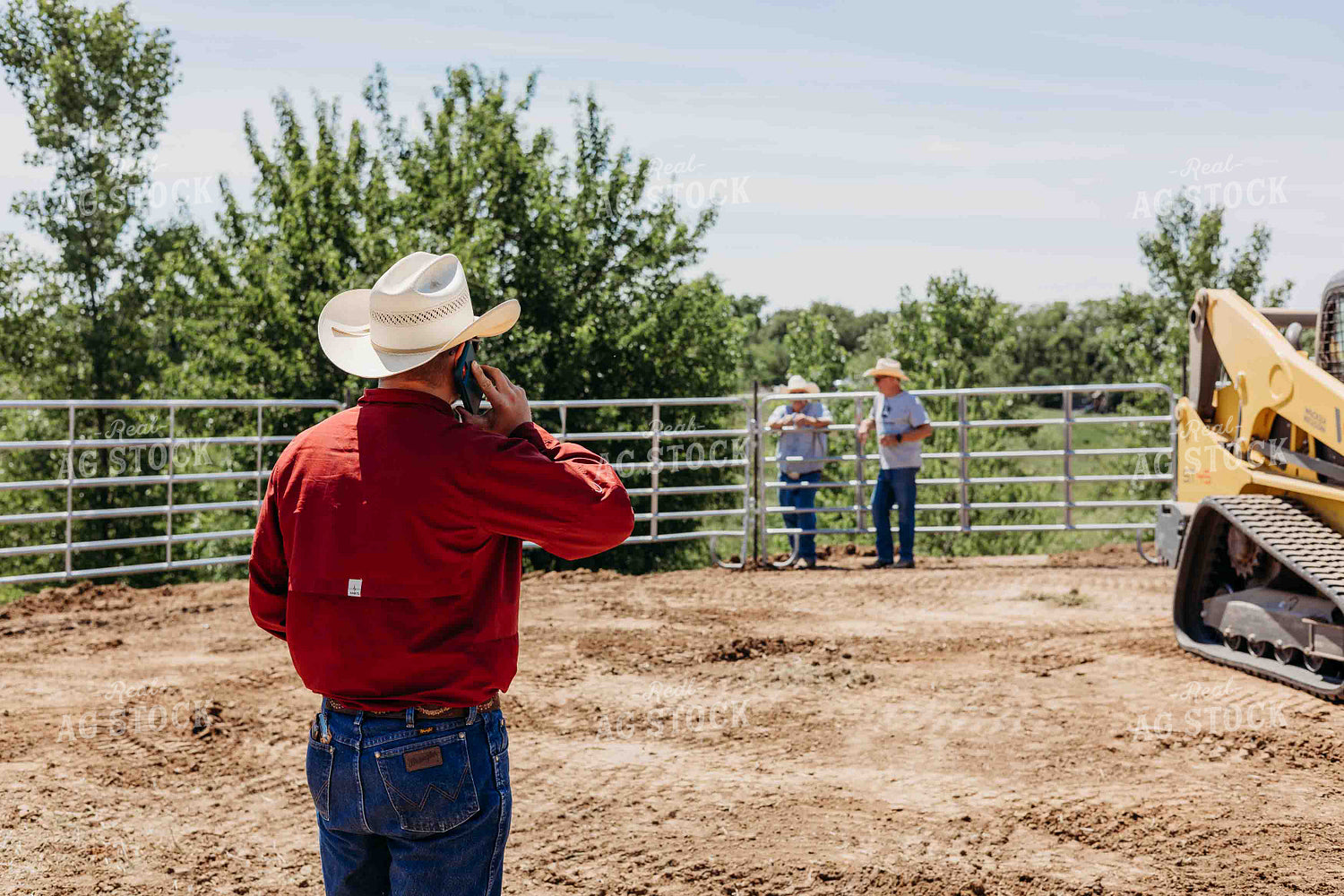 Horsemen Building Round Pen 281071