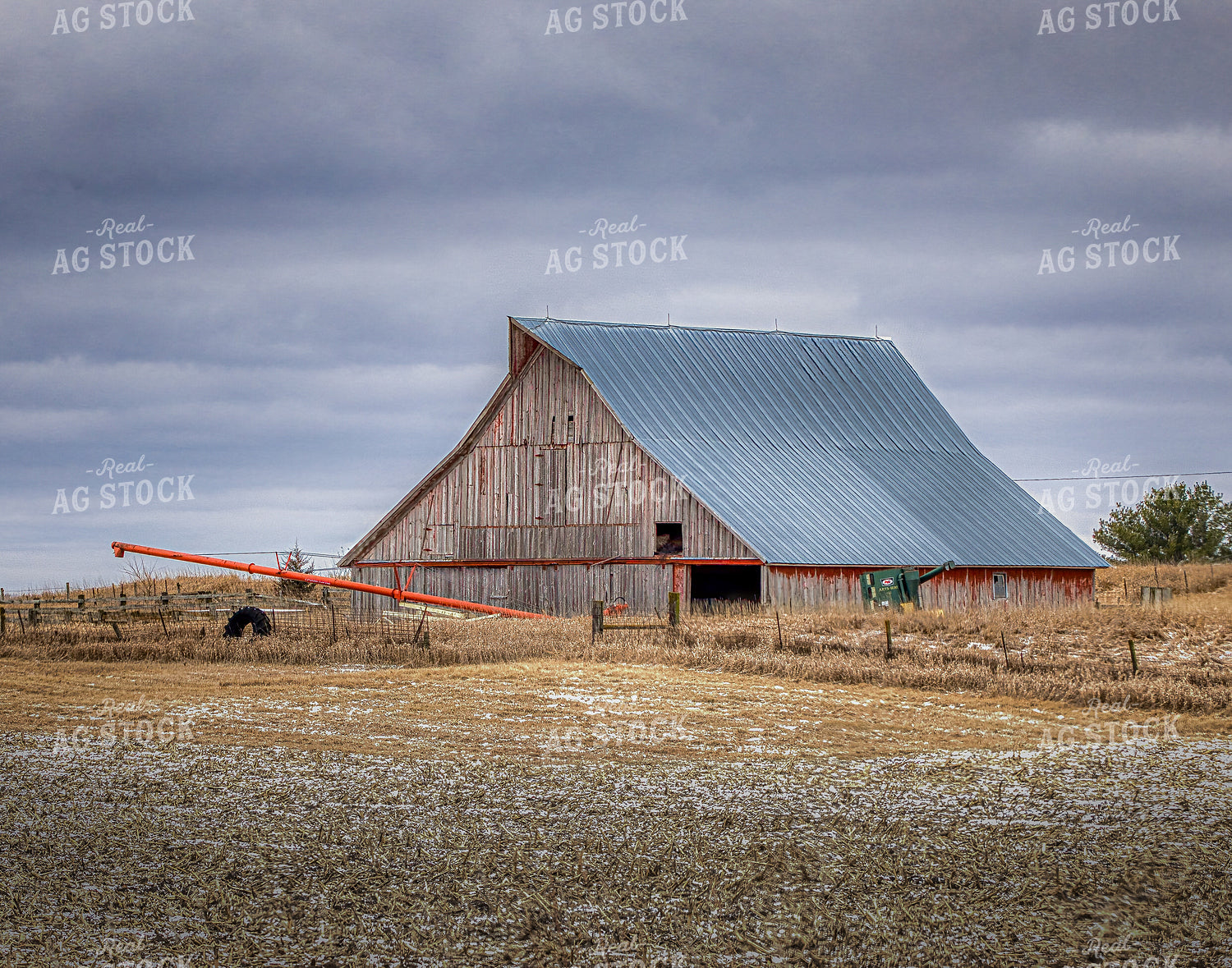 Barn in Rural Landscape 124000