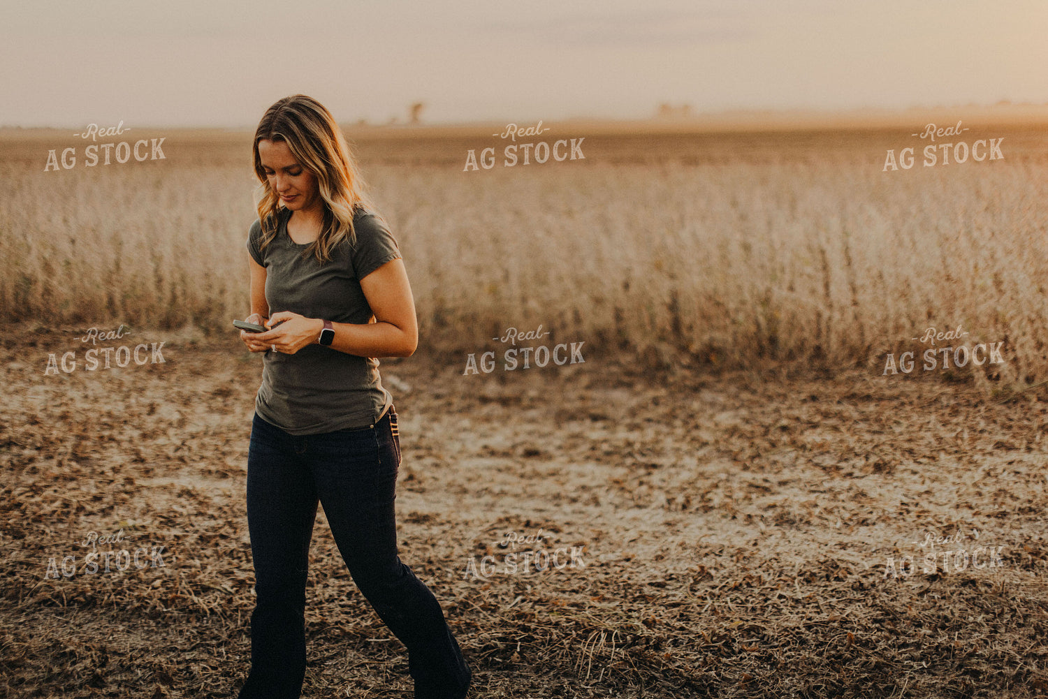Female Agronomist Checking Soybeans 9267