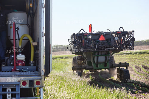 Loading the Sprayer 216002