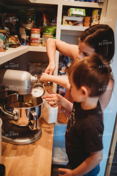 Farm Mom Baking with Kids 5568