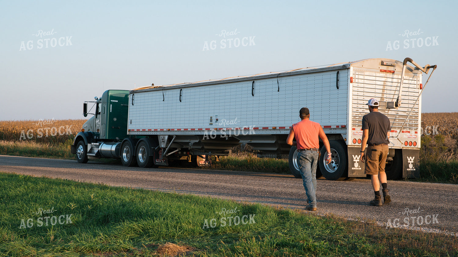 Farmers Walking to Semi 26056