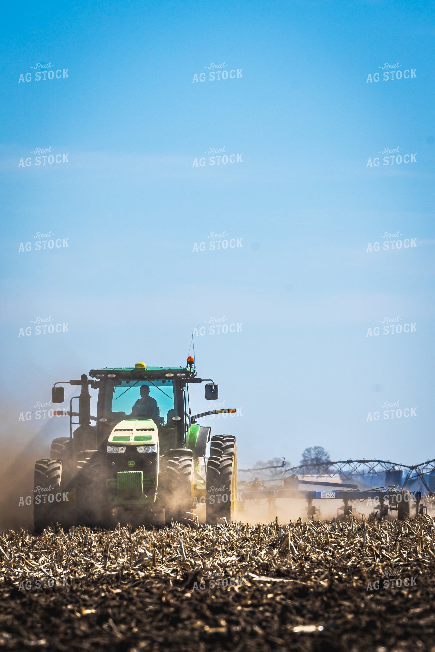Spreading Anhydrous Ammonia on Field 124014