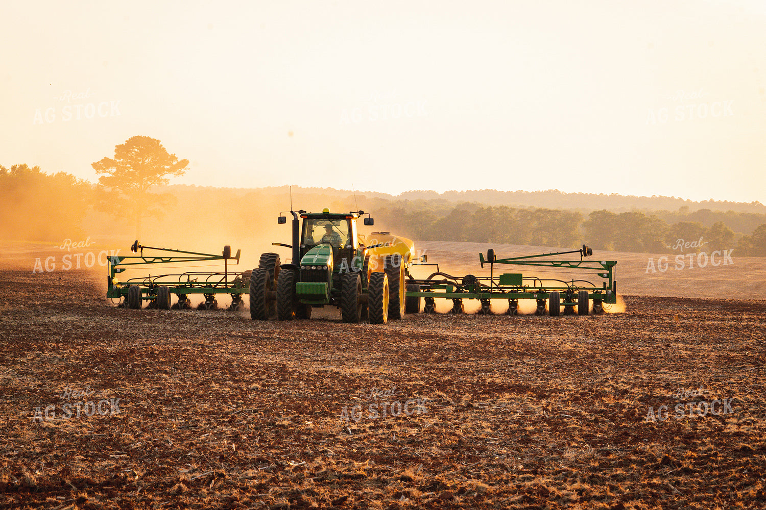 Tractor Planting Field 128024