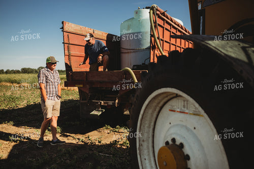 Farmers Filling Sprayer 4375