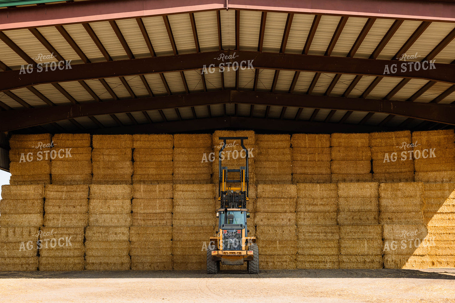 Loading Straw Bales 152328