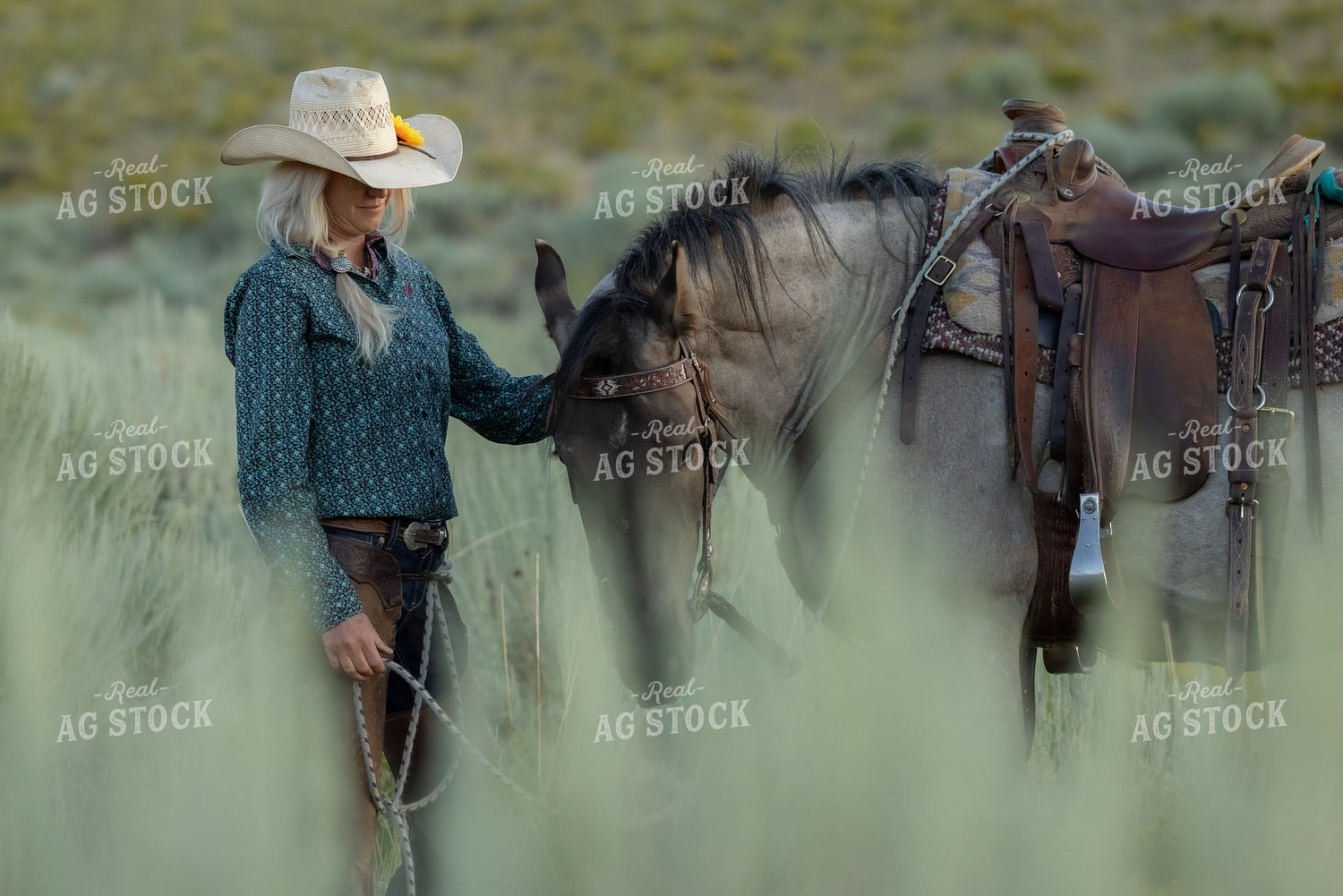 Cowgirl with Horse 290044