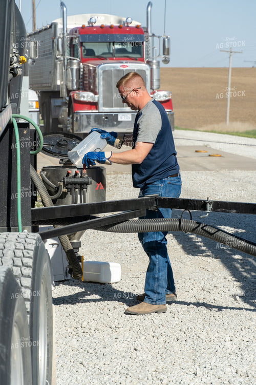 Farmer Filling Sprayer 65206