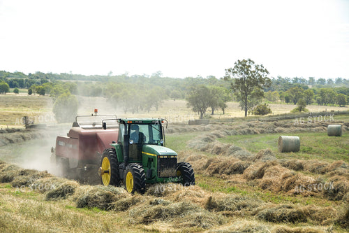 Baling Round Hay Bales 64009