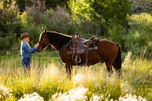 Cowgirl with Horse 290038