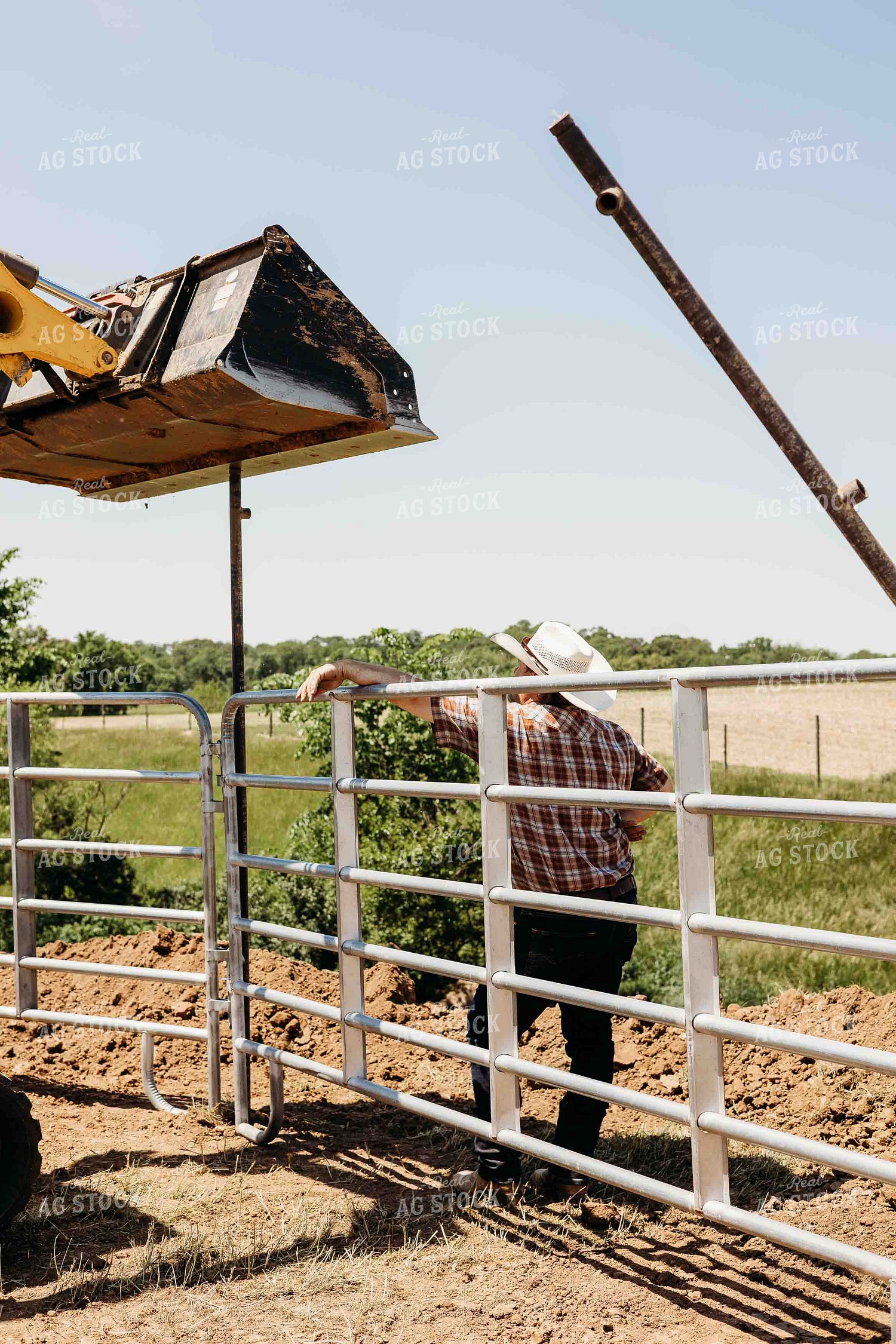 Horsemen Building Round Pen 281068