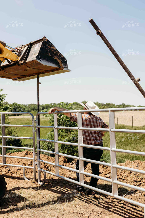Horsemen Building Round Pen 281068