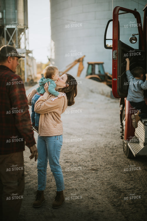 Farm Family in Yard 6824