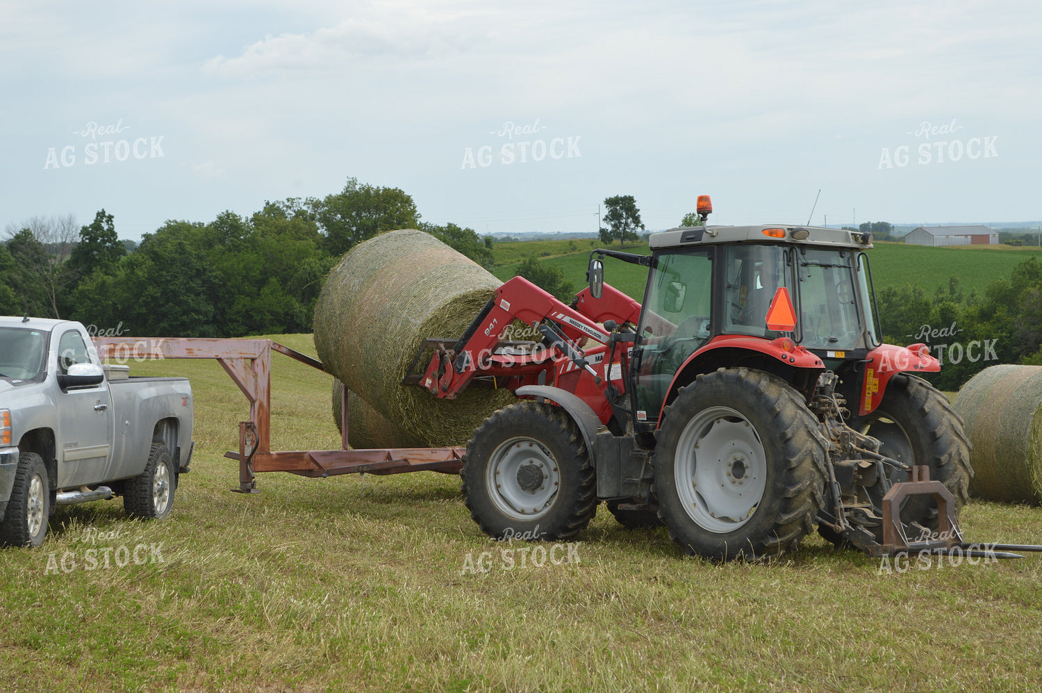 Loading Hay Bales 206038