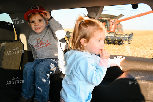 Farm Kids in Car 26294