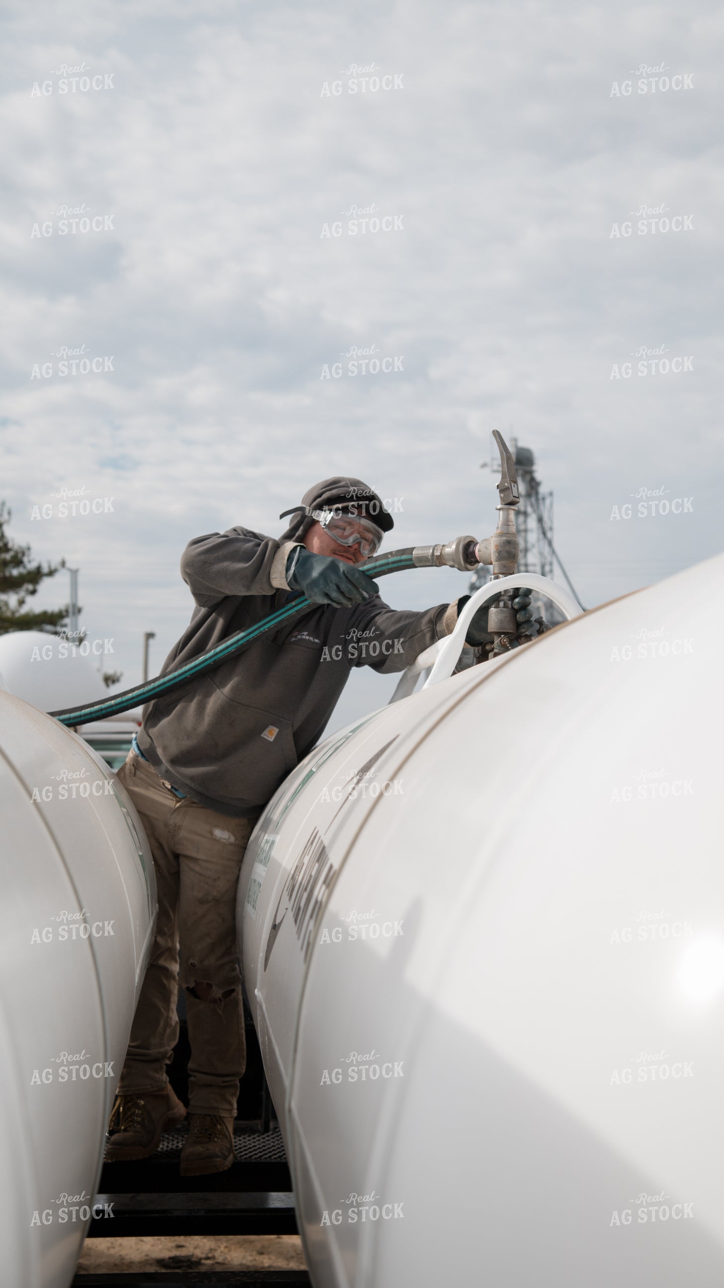 Input Supplier Loads Anhydrous Tanks 26249