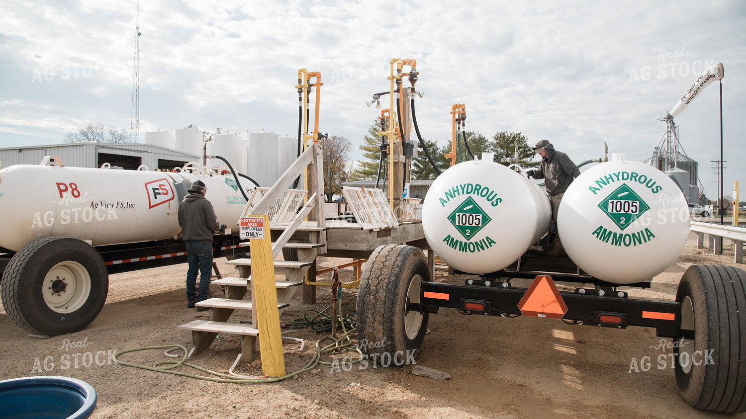 Input Supplier Loads Anhydrous Tanks 26237