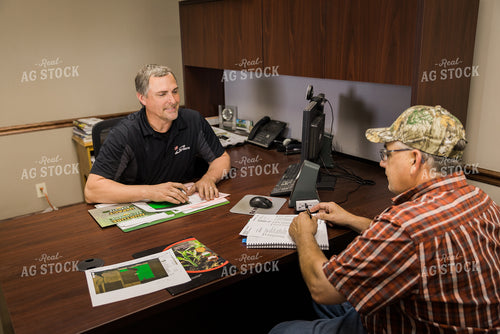 Retailer Meeting with Farmer 8073