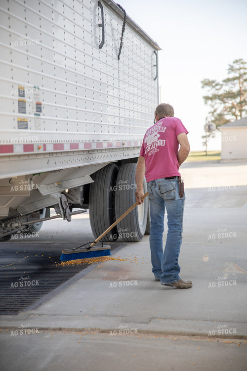 Semi Delivering Corn 286016