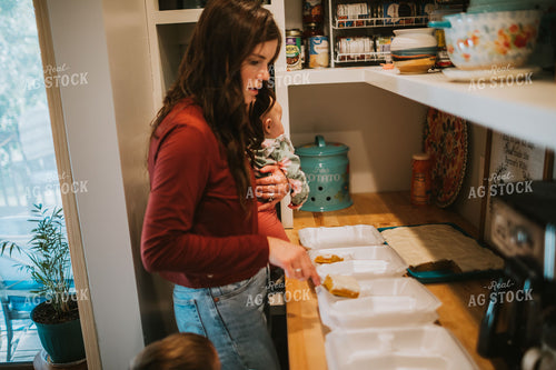 Farm Mom Preparing Field Meals 5028