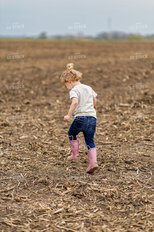 Farm Kid in Field 93312