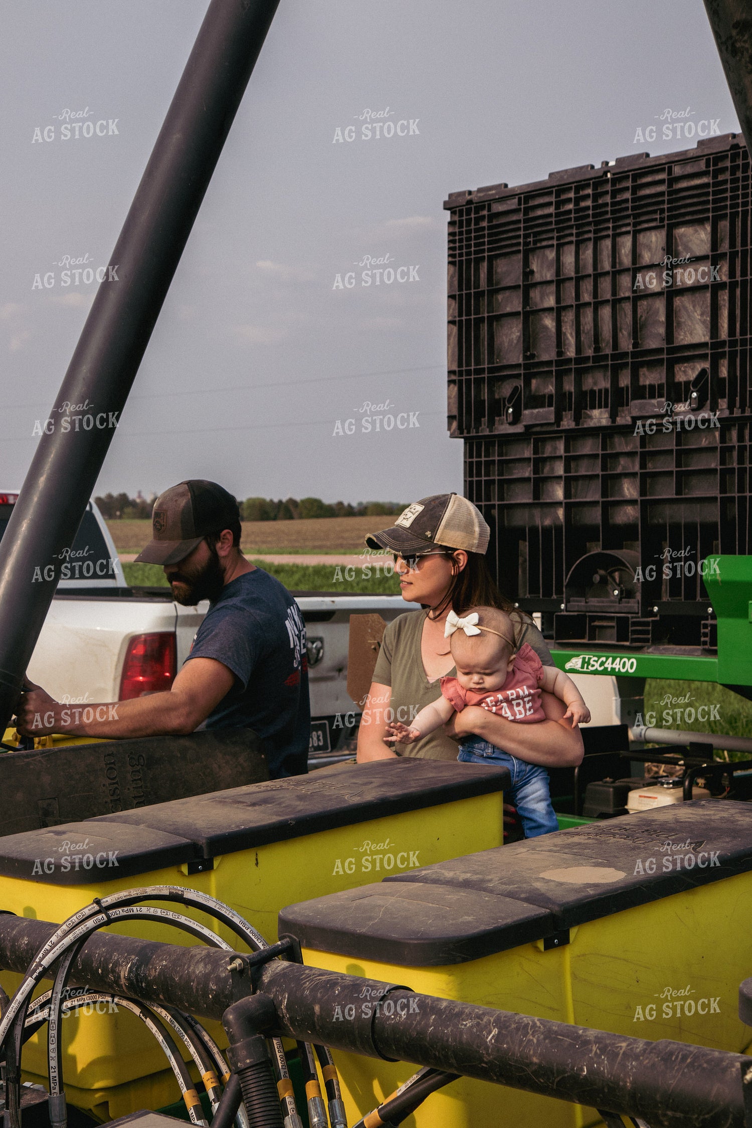 Farm Family Loading Planter Boxes with Seed Tender 67308