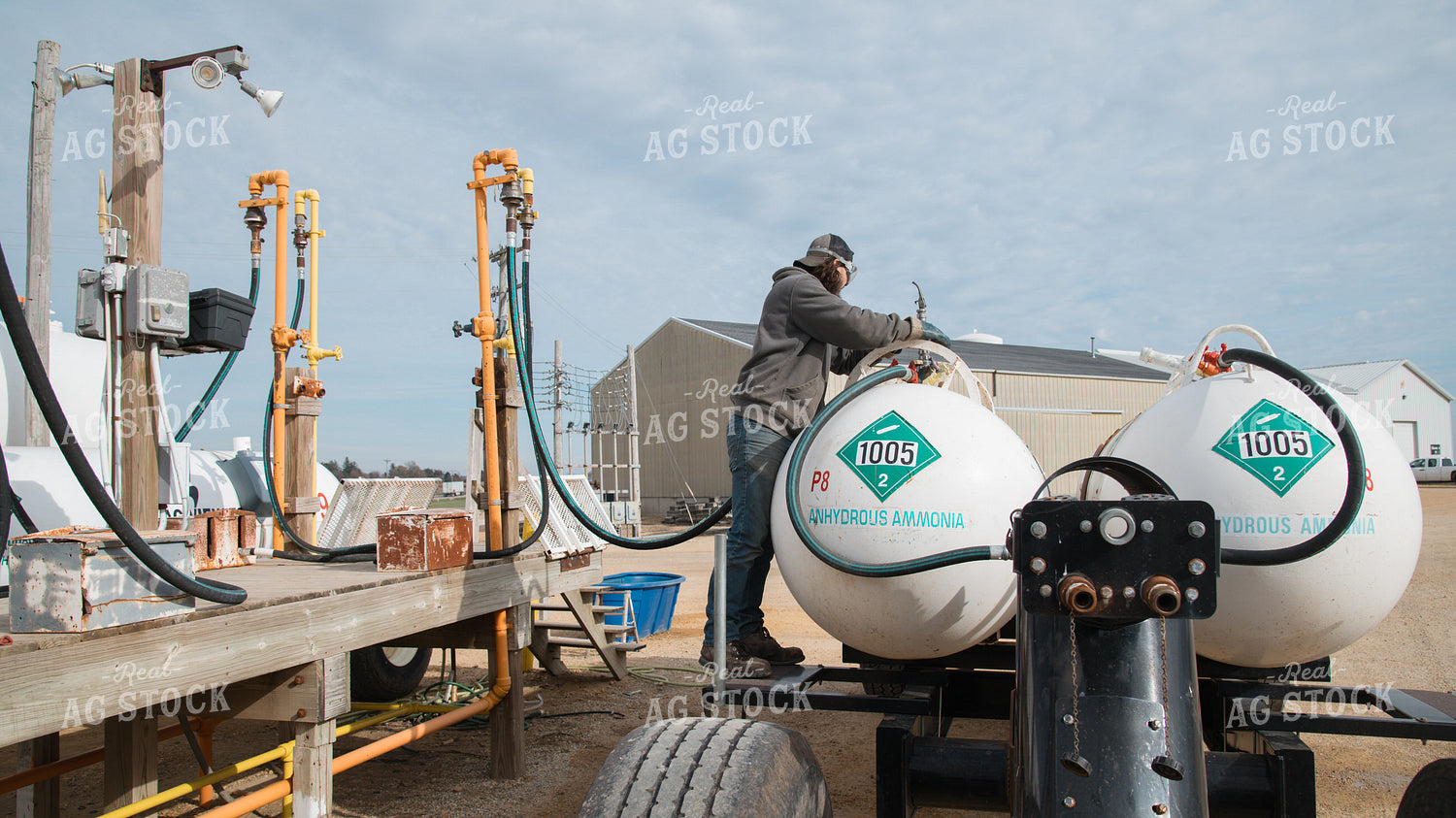 Input Supplier Loads Anhydrous Tanks 26234