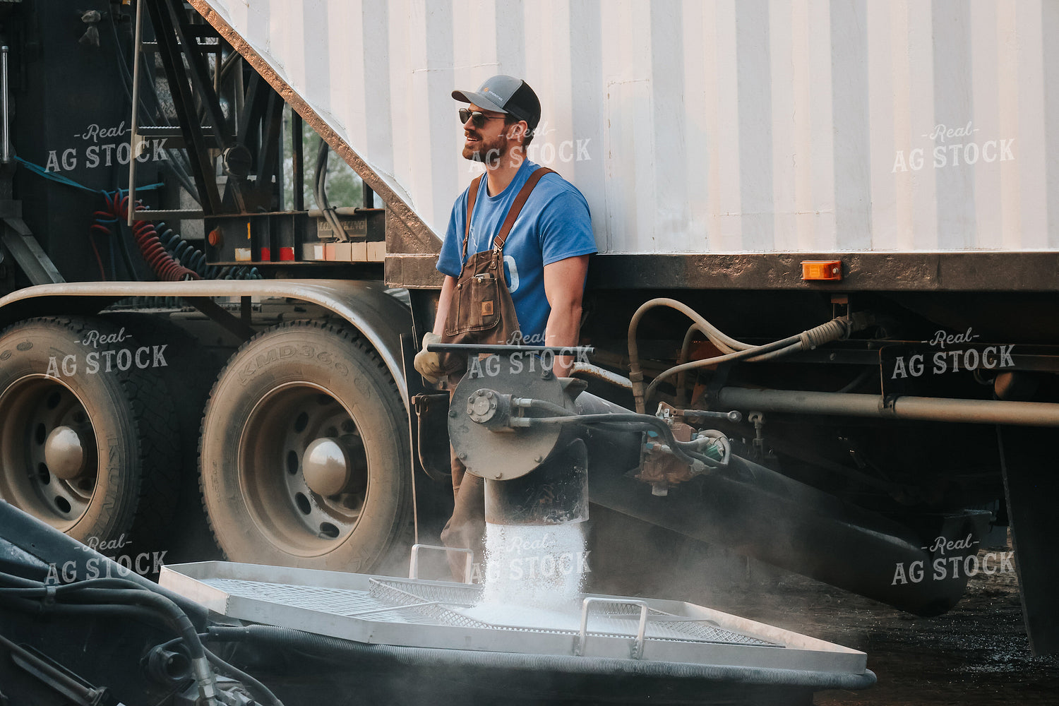 Loading Dry Fertilizer 187018