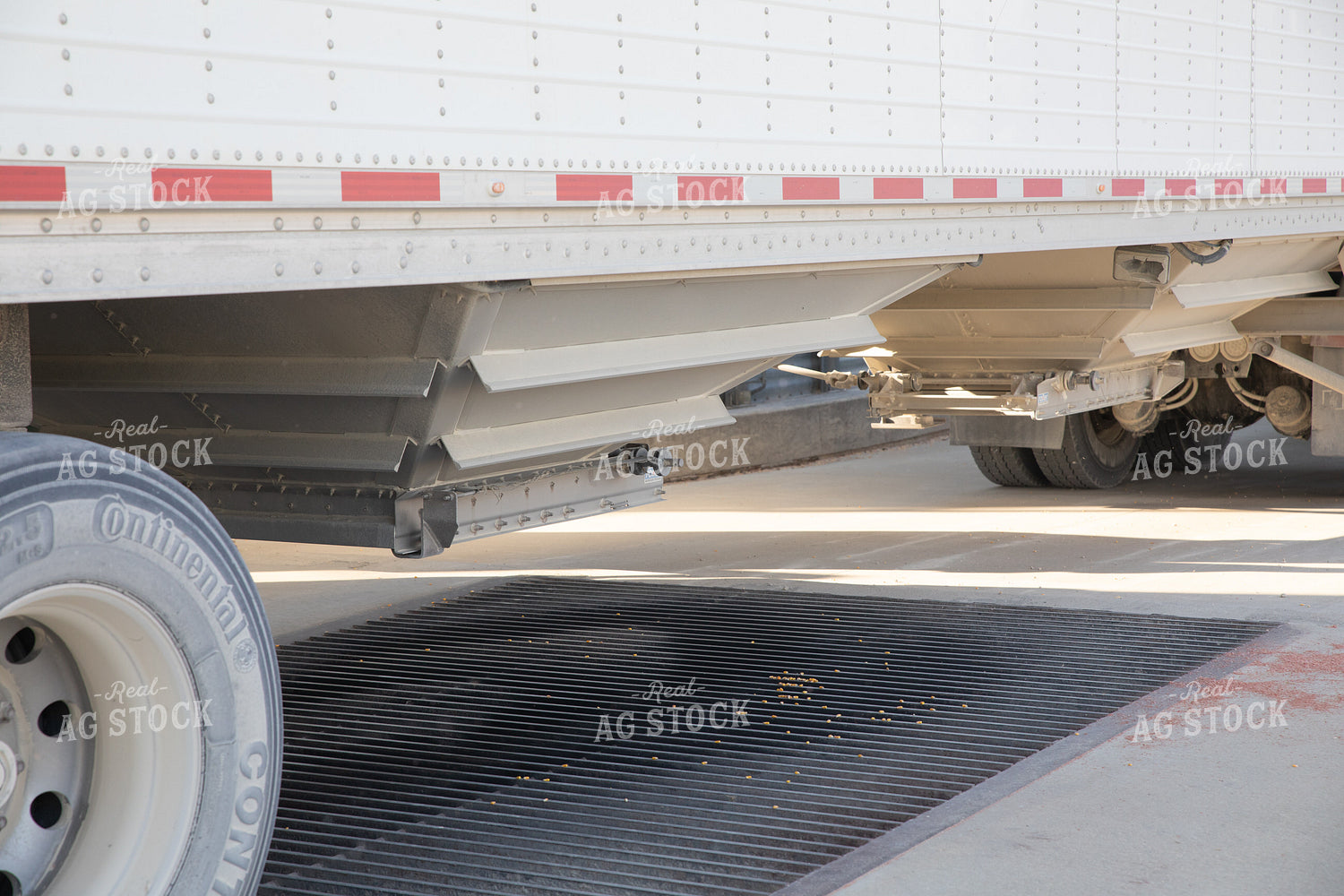 Semi Delivering Corn 286025