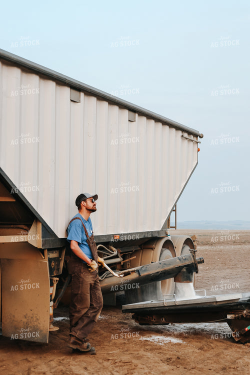 Loading Dry Fertilizer 187019