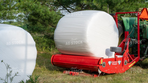 Wrapping Hay Bales 50391
