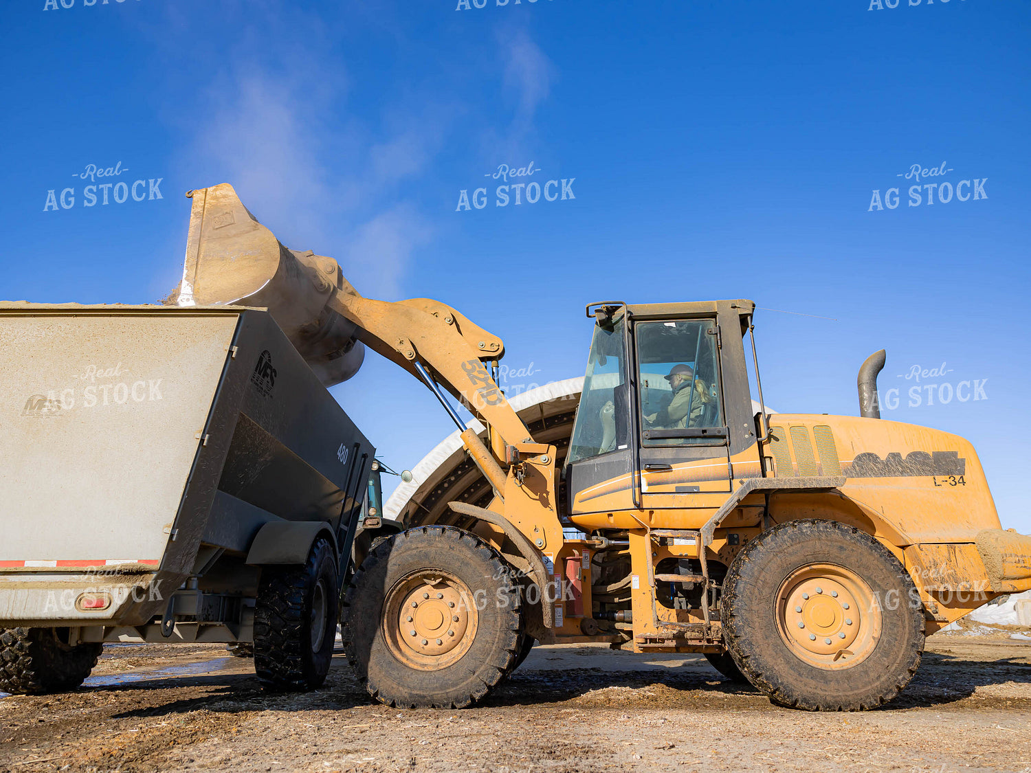 Loader Loading Feed Wagon 70201