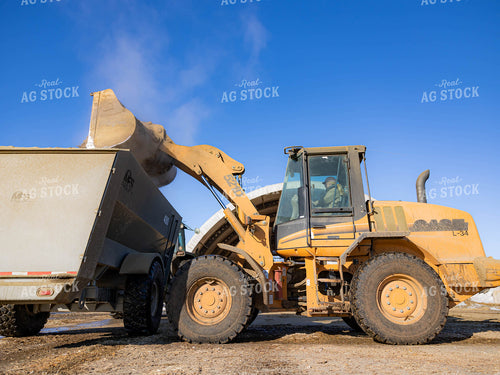 Loader Loading Feed Wagon 70201