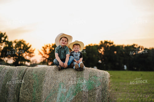 Farm Kids on Hay Bale 115310
