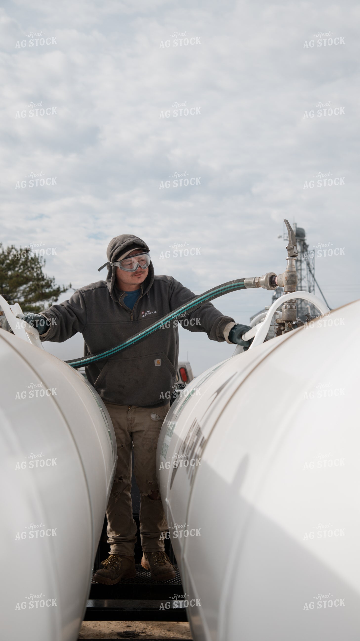 Input Supplier Loads Anhydrous Tanks 26248