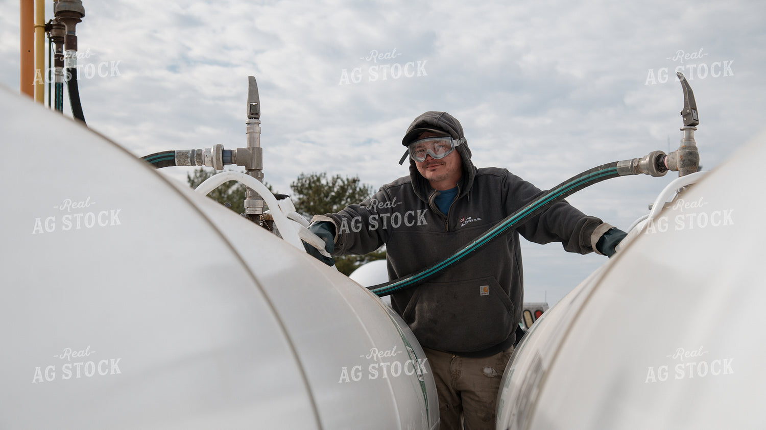 Input Supplier Loads Anhydrous Tanks 26244