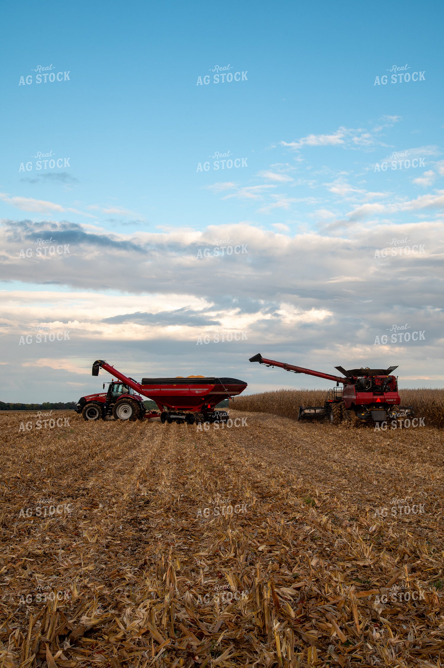 Auger Wagon Heading to the Semi after Unloading on the Go 25575
