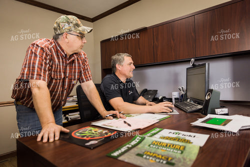 Retailer Meeting with Farmer 8076