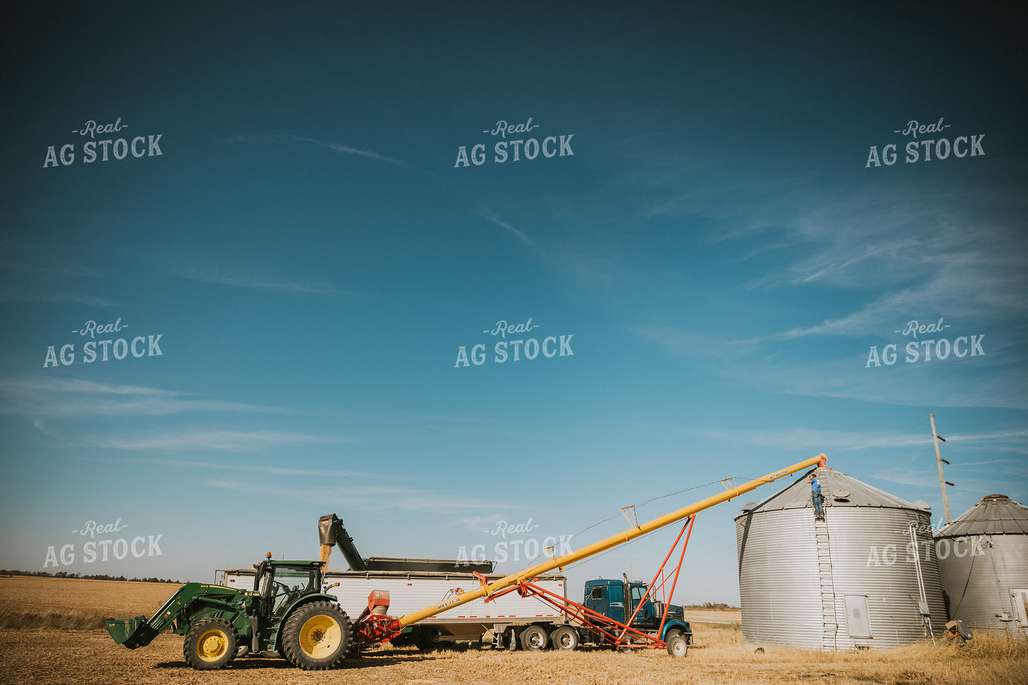 Auger Filling Grain Bin 7075