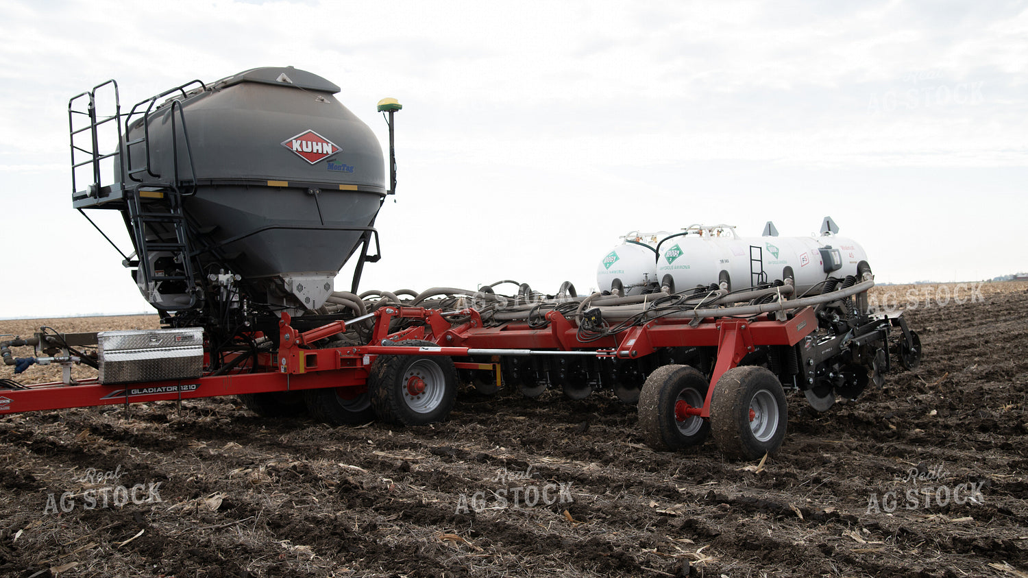 Applying Anhydrous and Dry Fertilizer 26144