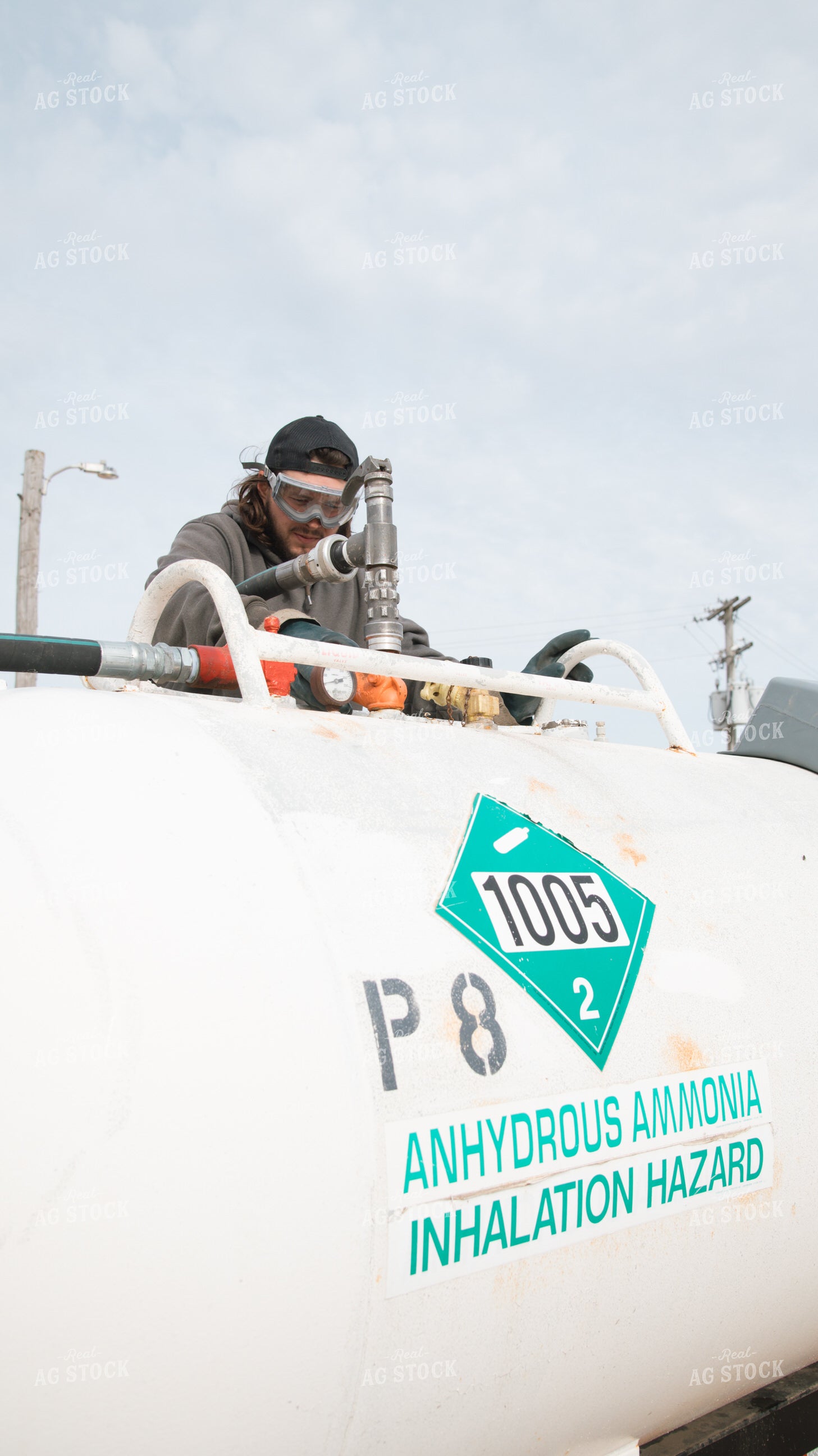 Input Supplier Loads Anhydrous Tanks 26229