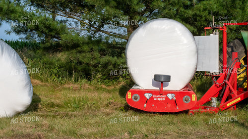 Wrapping Hay Bales 50393