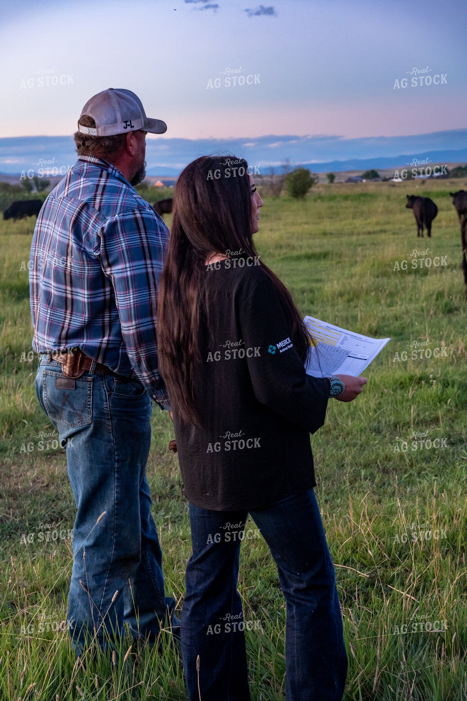 Farmer and Herd Health Specialist in Pasture 65223