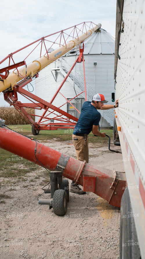 Farmer Loading Bin 26257