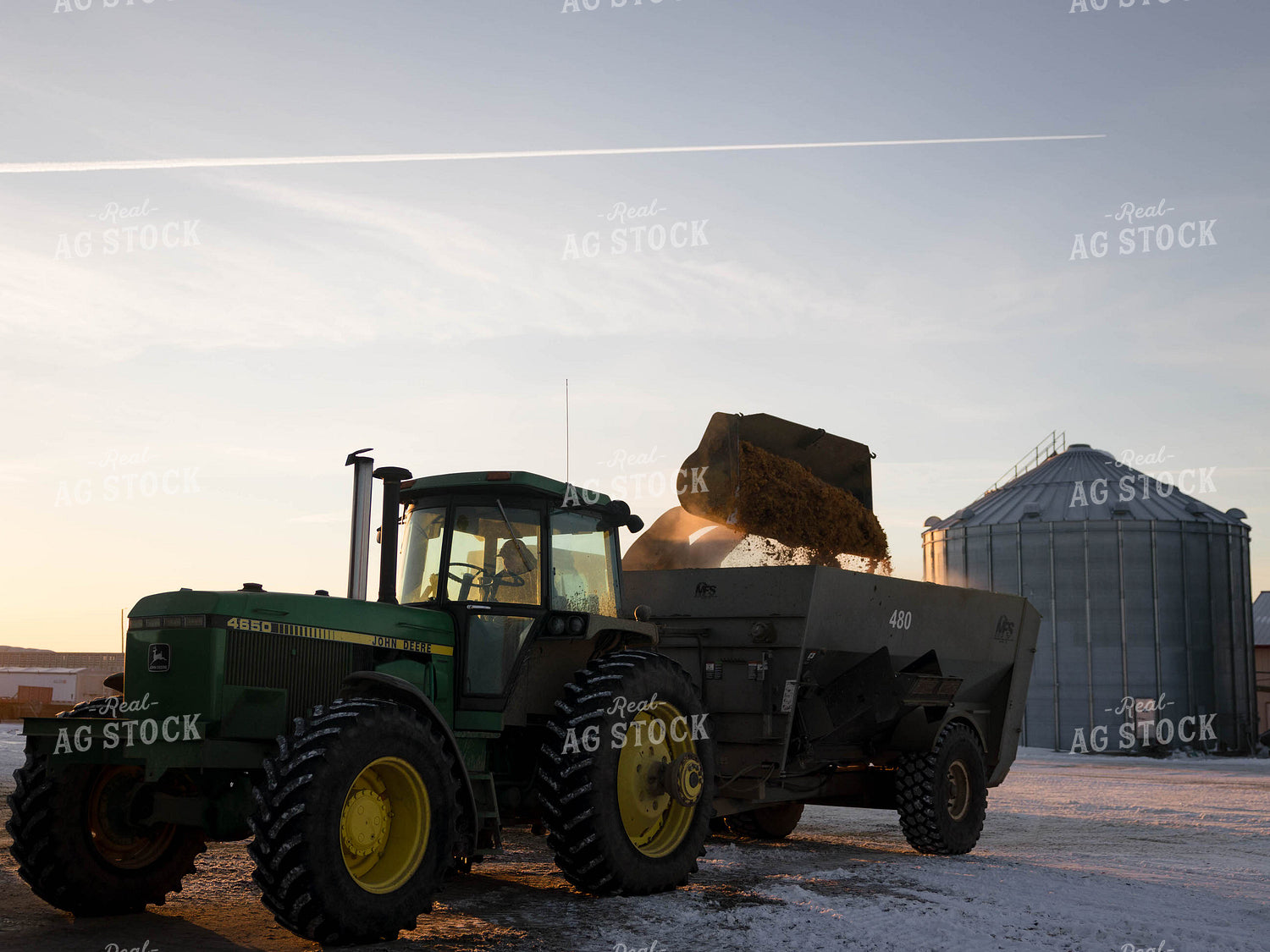 Loading Feed Wagon 70156