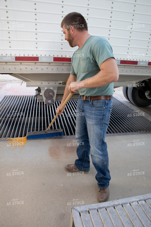 Semi Delivering Corn 286022